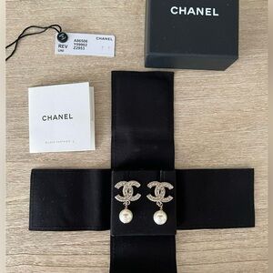 Chanel earrings CC with pearls